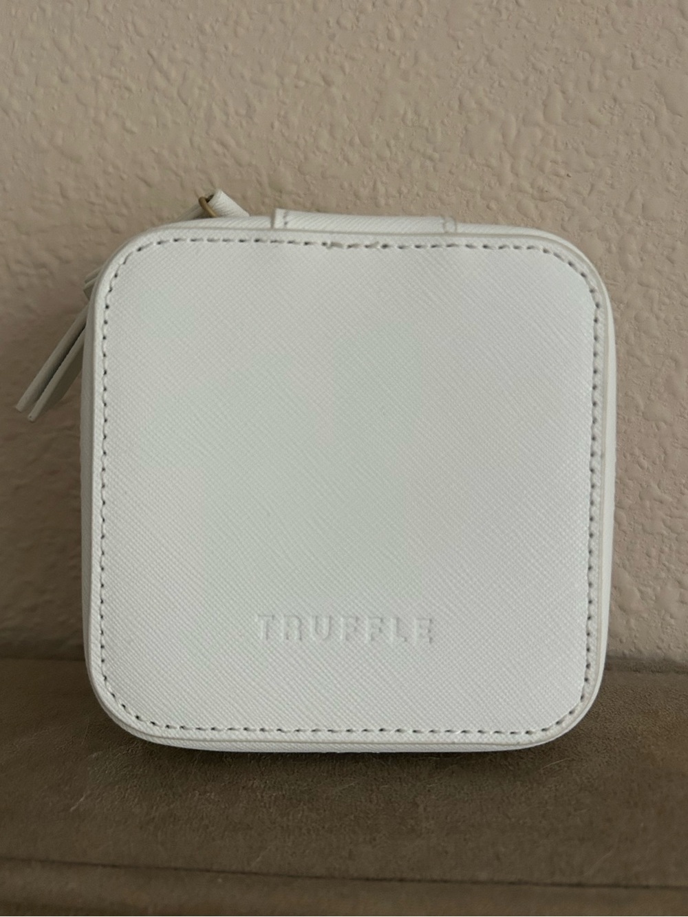 Truffle Privacy Travel Calk White Leather Jewelry Case